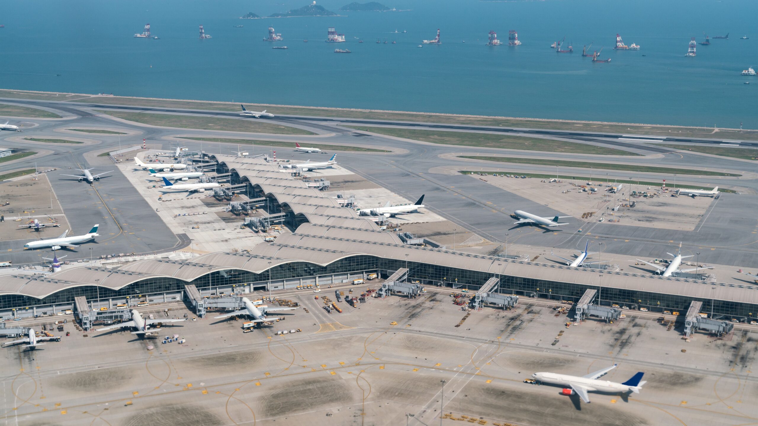 Hong Kong Airport's New $18 Billion 3 Runway System Now Receiving Planes