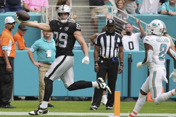 Raiders' Bowers, other NFL players celebrate TDs with Trump dance