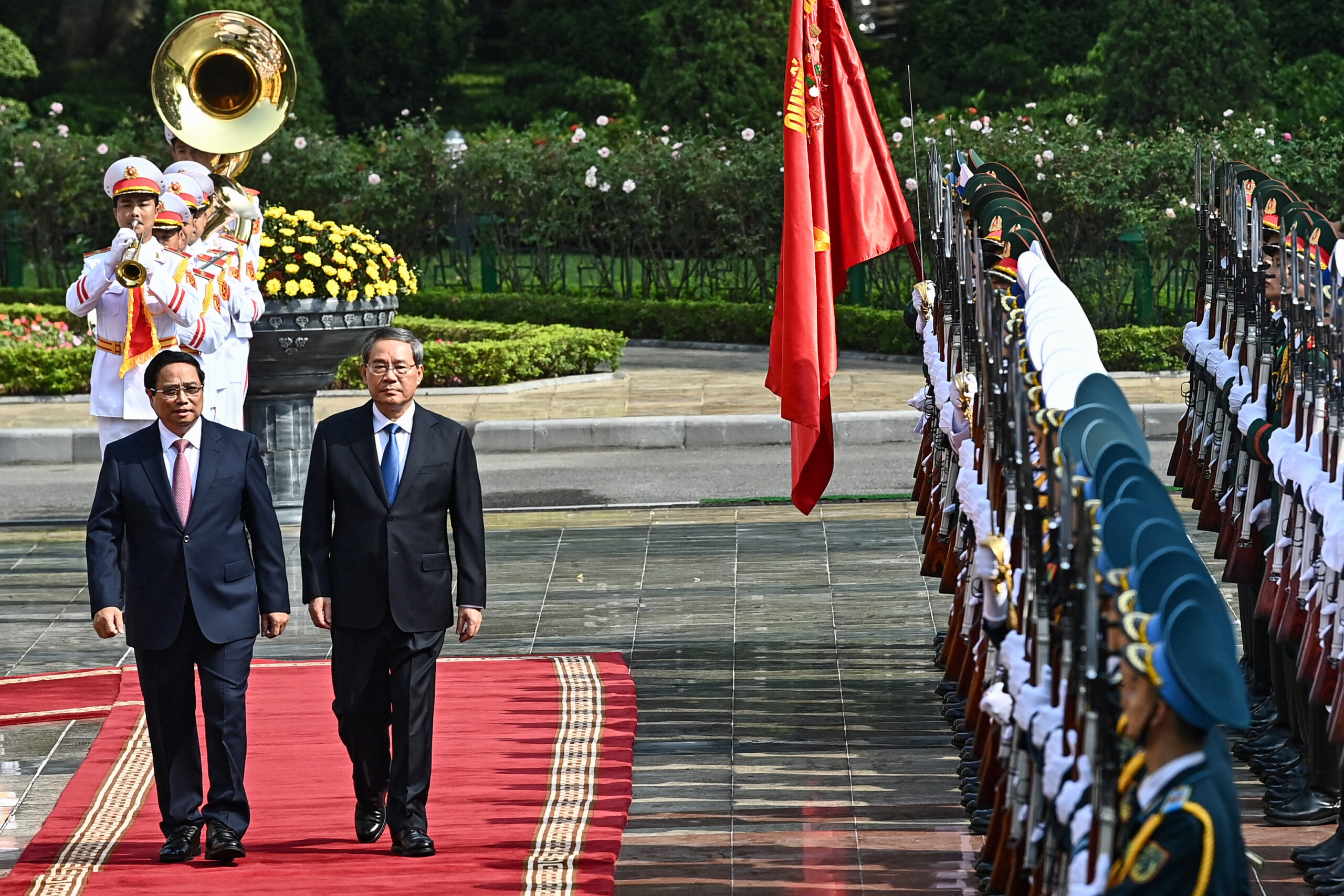 Vietnam PM Pham Receives Chinese Premier Li