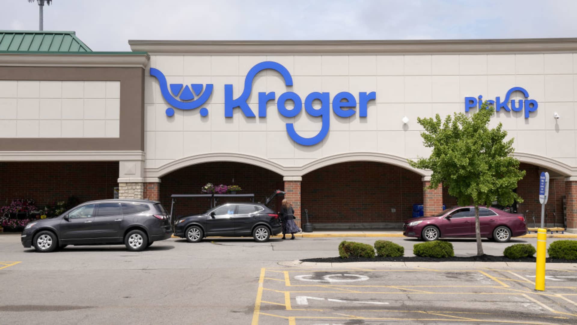 Jefferies upgrades Kroger, says grocery store chain has upside even if Albertsons deal falls through