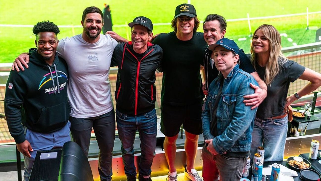 McElhenney watches Wrexham with 'Always Sunny' gang, LA Chargers