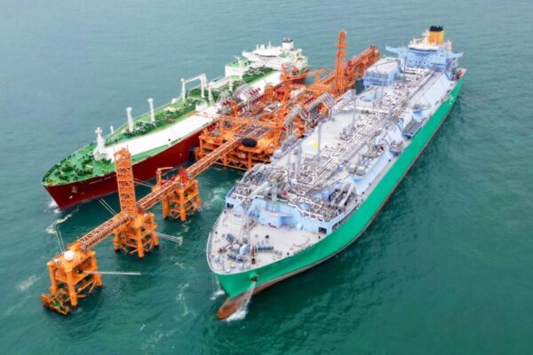 CLP and CNOOC shake hands on LNG bunkering services in Hong Kong
