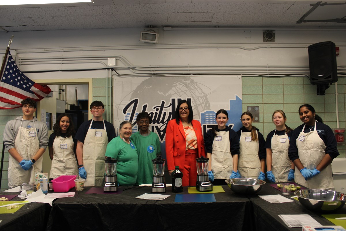 Far Rockaway seniors and high schoolers partner to harvest produce and cook healthy meals – QNS