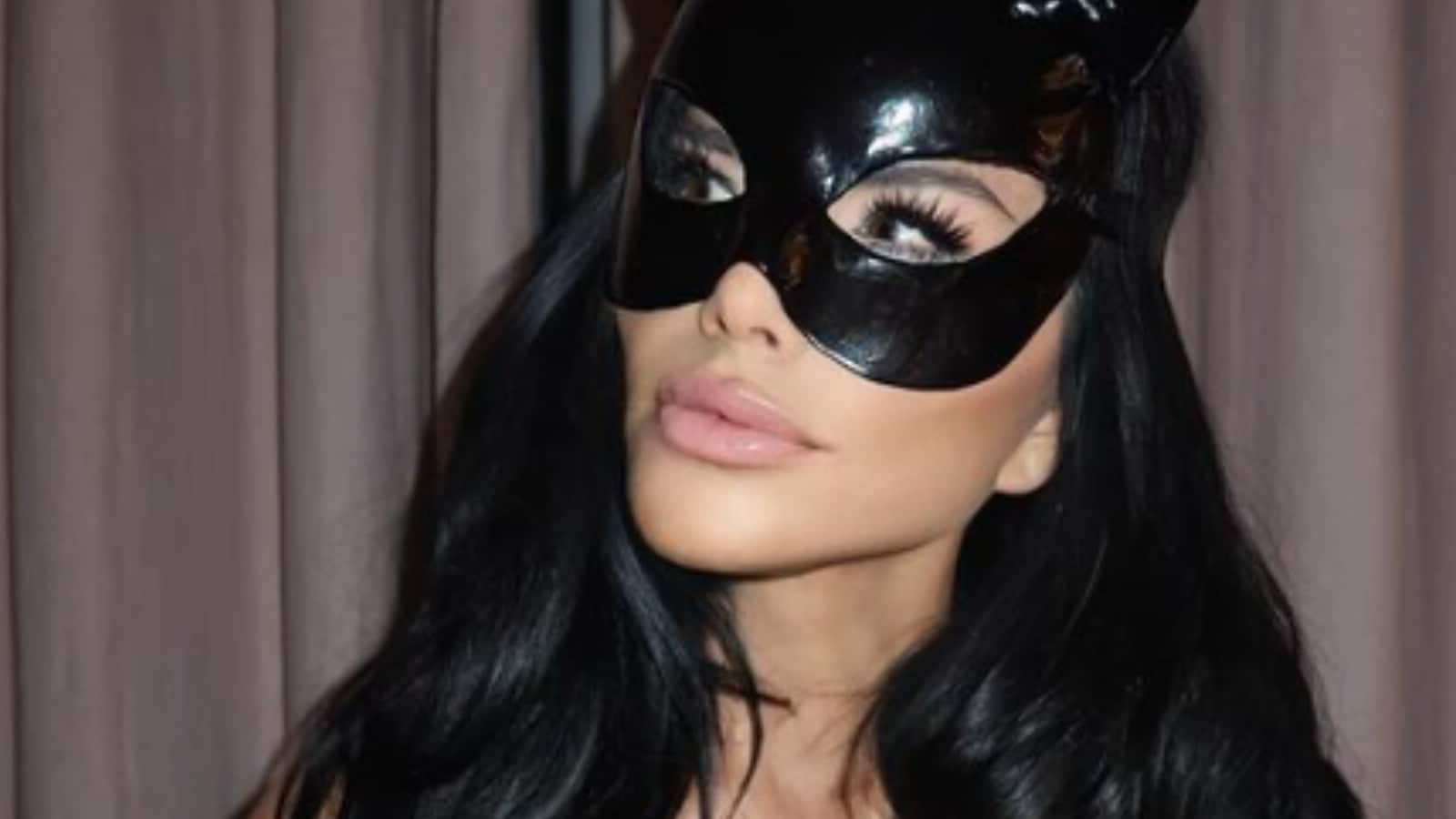 Did Lauren Sanchez crop Jeff Bezos from her Catwoman pic? Internet sleuths think so | Trending