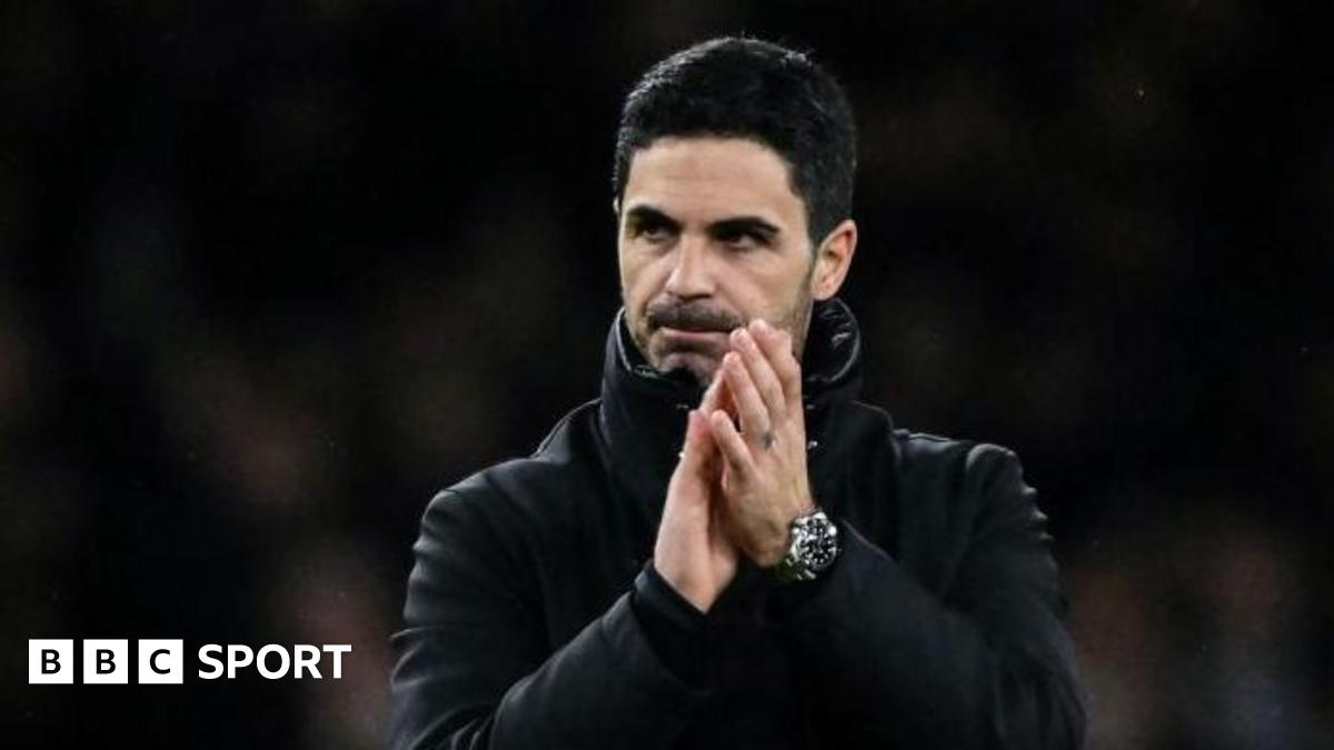 Arsenal boss Mikel Arteta claps