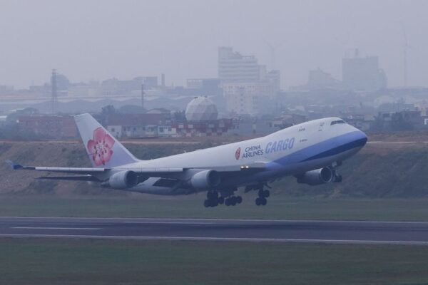 Taiwan's China Airlines splits $11.9 billion aircraft deal between Boeing and Airbus