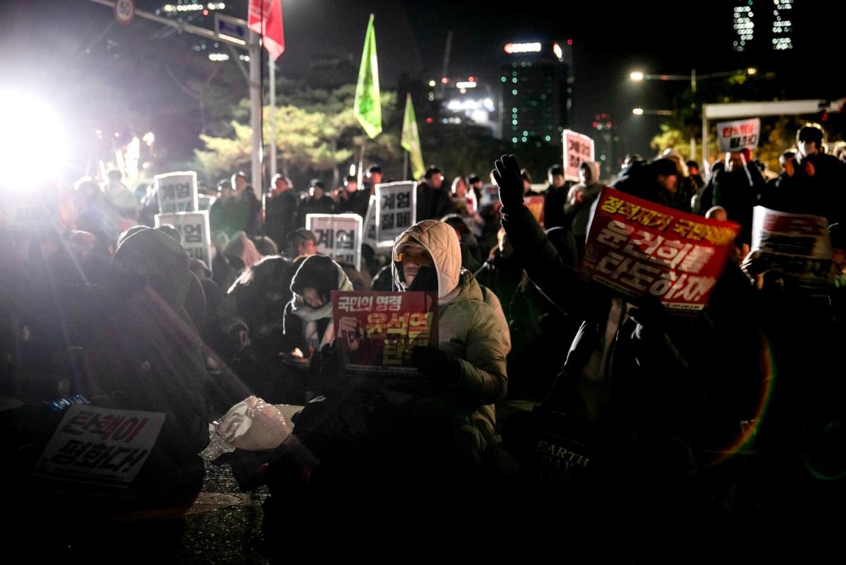Asian Stocks Fall as Political Chaos Rattles Korea: Markets Wrap