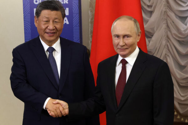 Putin Poses for Photo with Xi