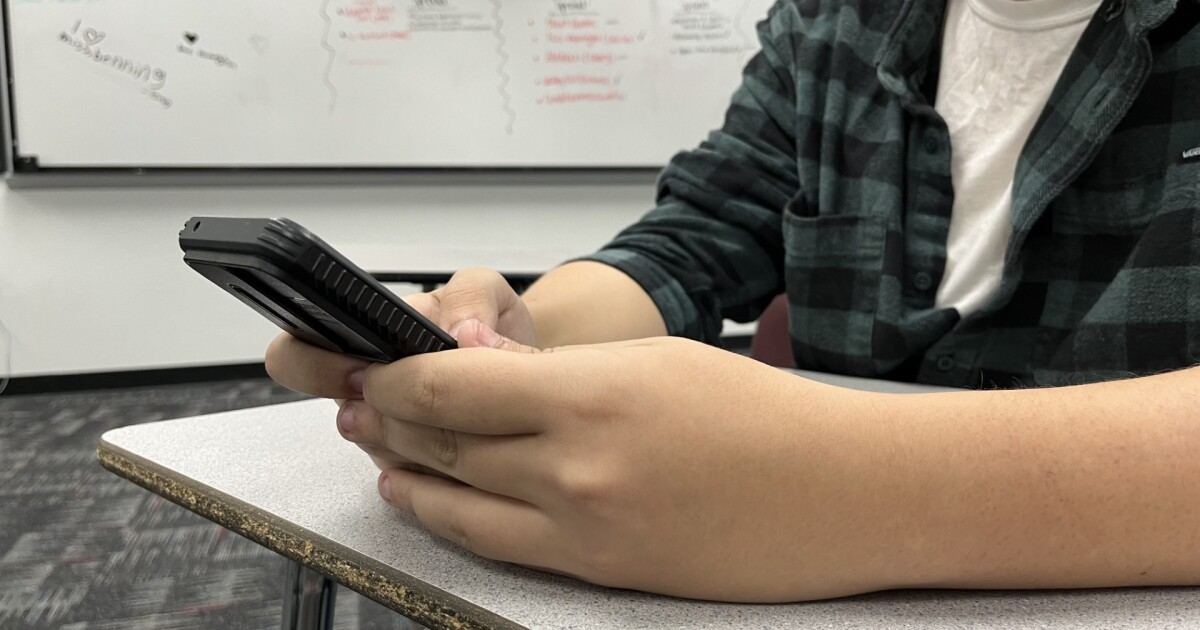 U.S. DOE calls on states, local schools to adopt cell phone use policies