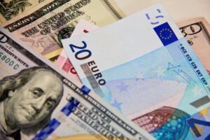 EUR/USD edges higher as Fed speakers talk up Christmas interest-rate cut