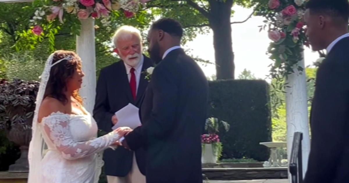 Former mayor celebrates 5,000th wedding as "The Marrying Mayor"