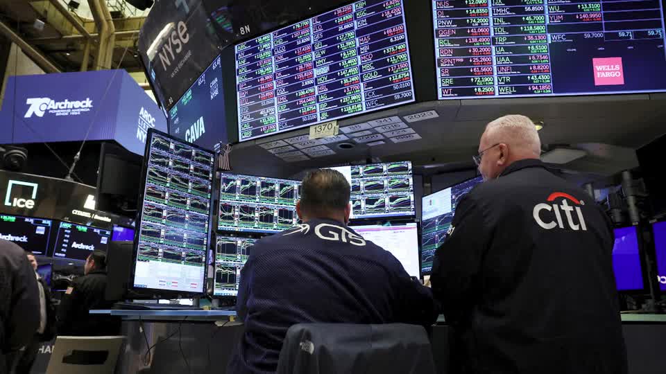 Wall St. indexes end up as investors weigh earnings