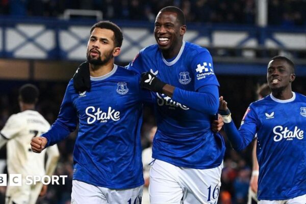 Sean Dyche sacked: How chaotic day unfolded at Everton Everton players celebrate
