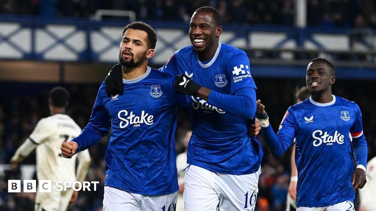 Everton players celebrate