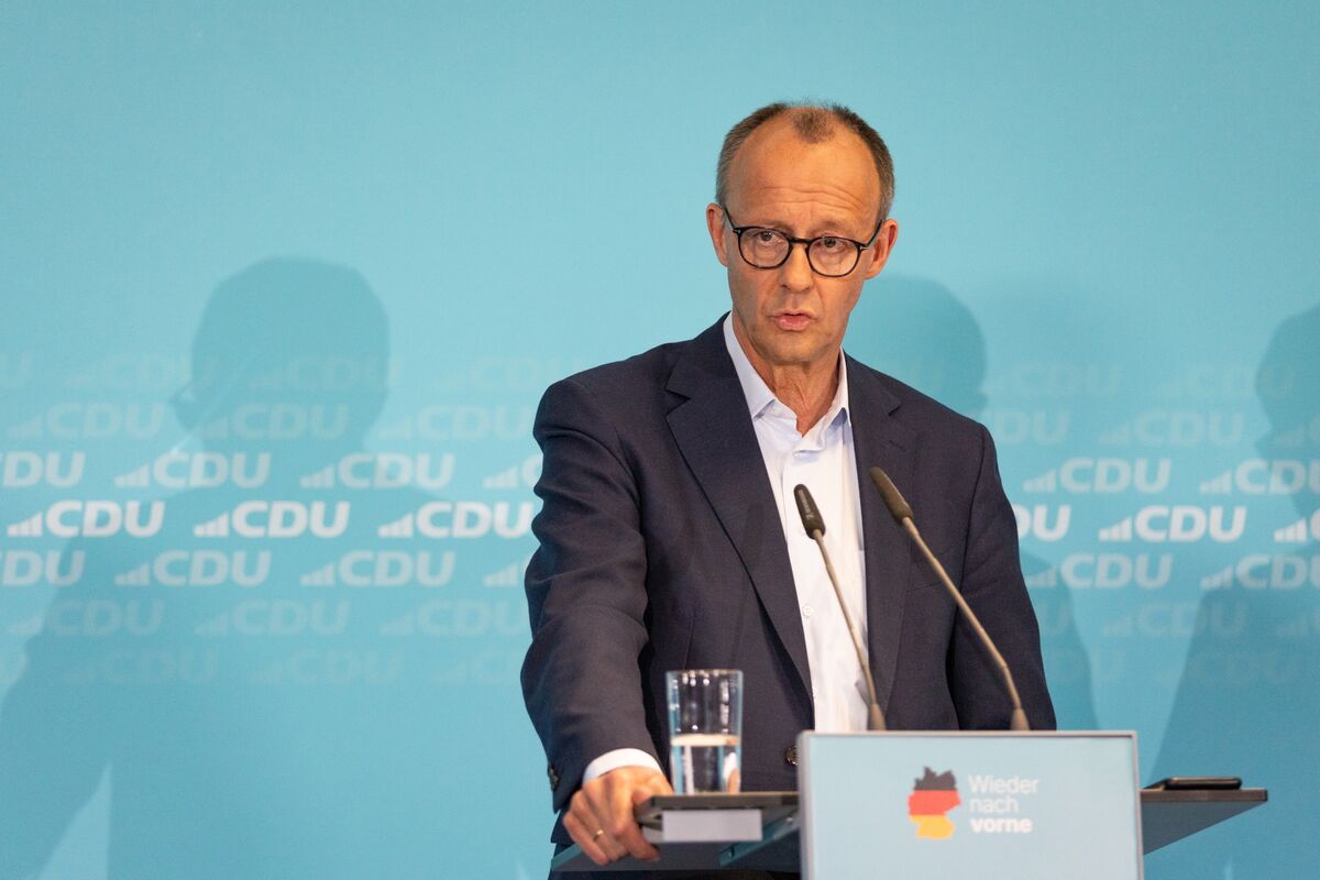 German Front-Runner Warns Companies Against Investing in China