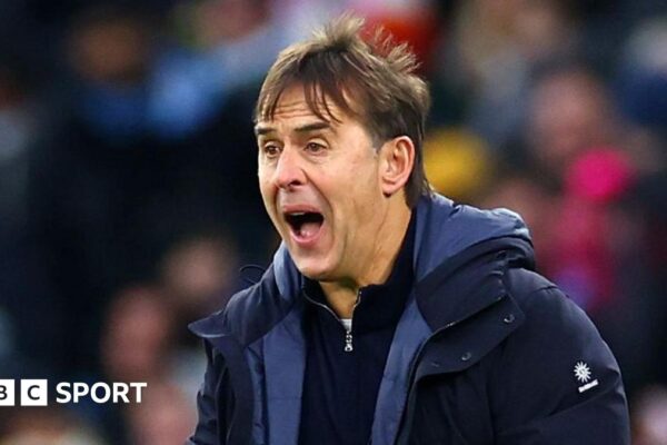 West Ham boss Julen Lopetegui shouts intructions