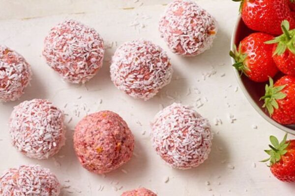 Delicious fruit snack balls are healthy and quick - prep in 10 minutes