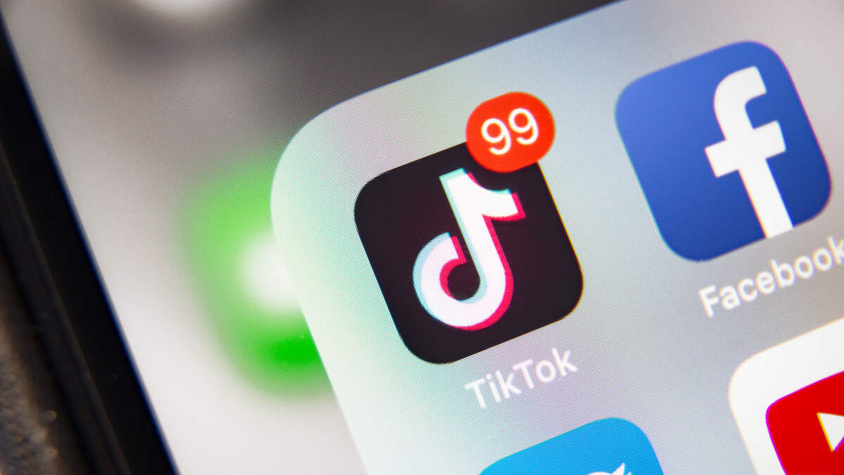 These Are The Alternative Apps Everyone Is Downloading Instead Of TikTok | 102.7 KIIS-FM