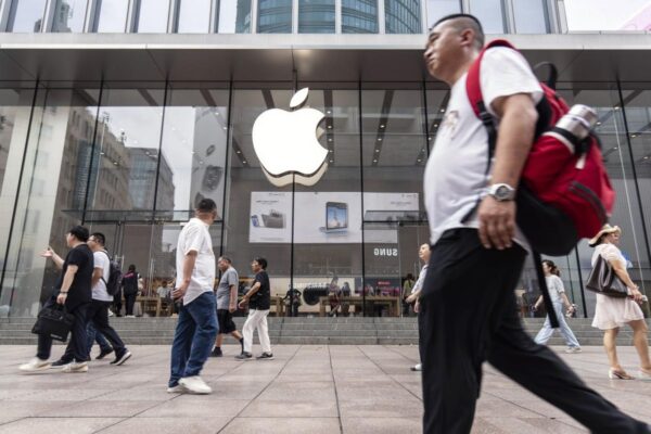 Apple’s iPhone Sales in China Plunged 18% in Holiday Quarter Apple’s iPhone Sales in China Plunged 18% in Holiday Quarter