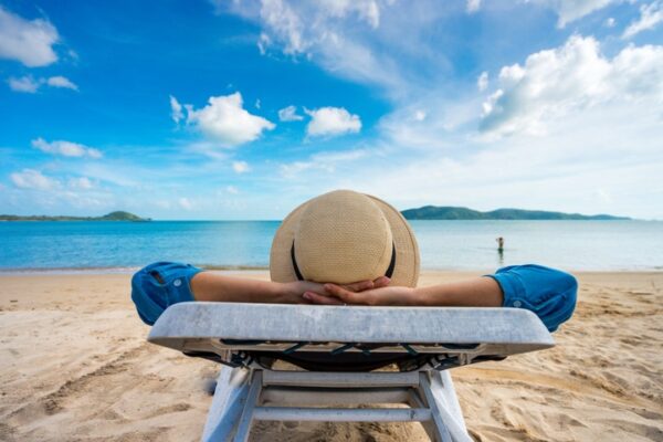 50-Year-Old Earning $12,100 a Month in Dividends Shares His Top 13 Stocks – 'I'm Sitting on a Beach in Thailand Feeling Like I'm Still 30'