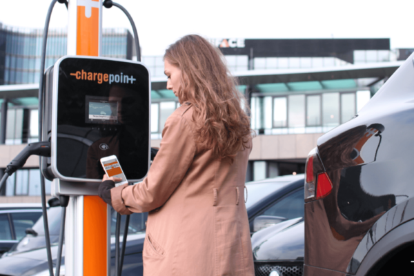 ChargePoint Outpaces Tesla In EV Network Market Share, But JPMorgan Stays Cautious - Tesla (NASDAQ:TSLA), ChargePoint Hldgs (NYSE:CHPT)