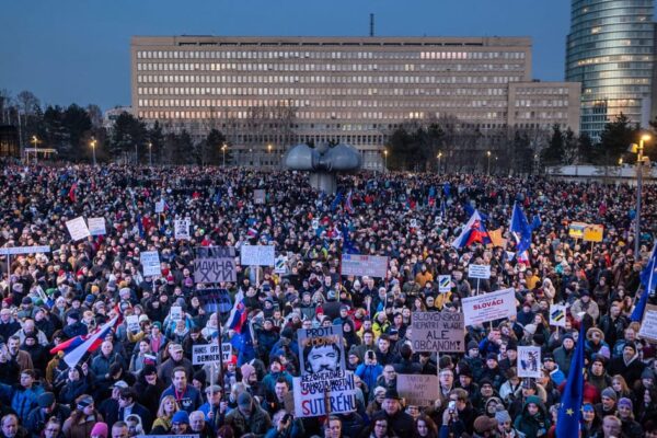 Slovak protests draw 100,000 denouncing pro-Putin tilt by Fico government – POLITICO