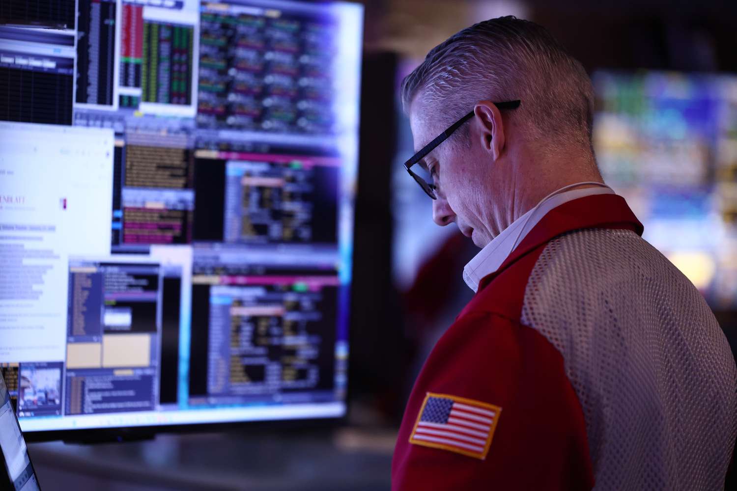 Stocks Snap Four-Session Winning Streak as Chipmakers Slump; Major Indexes Post Weekly Gains