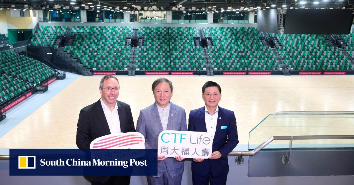 John Sharkey, project director of KTSP (left), Ip Man-kit, chief executive officer of CTF Life (centre) and Ellick Tsui, deputy chief executive officer and chief financial officer of CTF Life (right), celebrate the landmark partnership making CTF Life the exclusive Founding Insurance Partner of Kai Tak Sports Park and the presenting partner of the Kai Tak Arena Grand Hall.