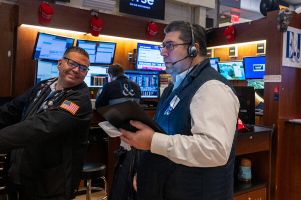 Dow, S&P 500, Nasdaq waver amid earnings rush Dow, S&P 500, Nasdaq waver amid earnings rush