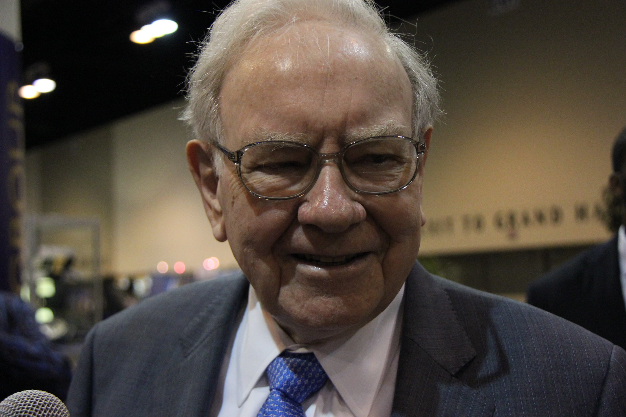 Warren Buffett's Wall Street Warning: 3 Things Investors Need to Do in 2025