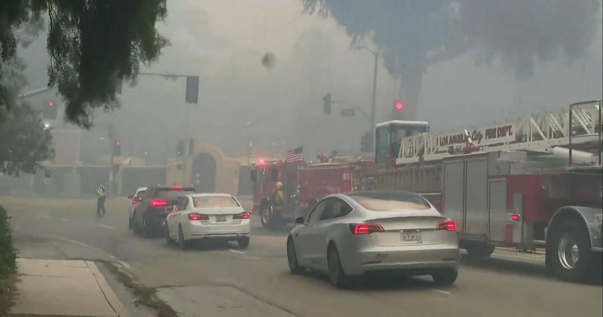 L.A. Fire Department officials face criticism over early wildfire response