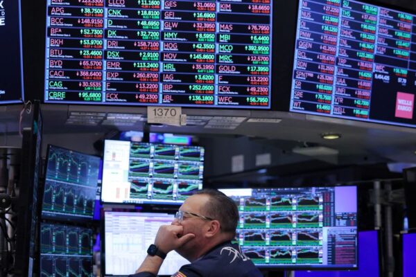 Futures higher, retail sales data and bank earnings ahead © Reuters