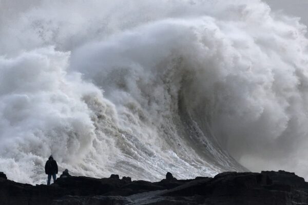 Storm Eowyn live: New snow and wind warnings issued as travel chaos continues after 100mph gusts