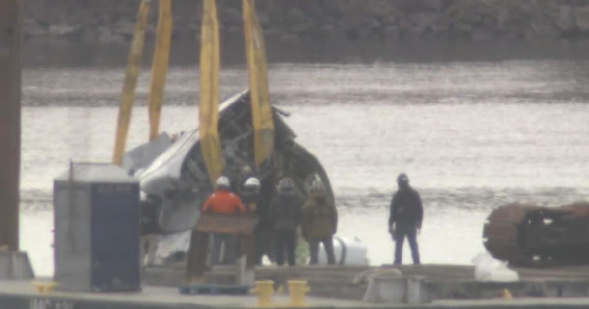 Crews remove wreckage in Potomac River after midair collision last week