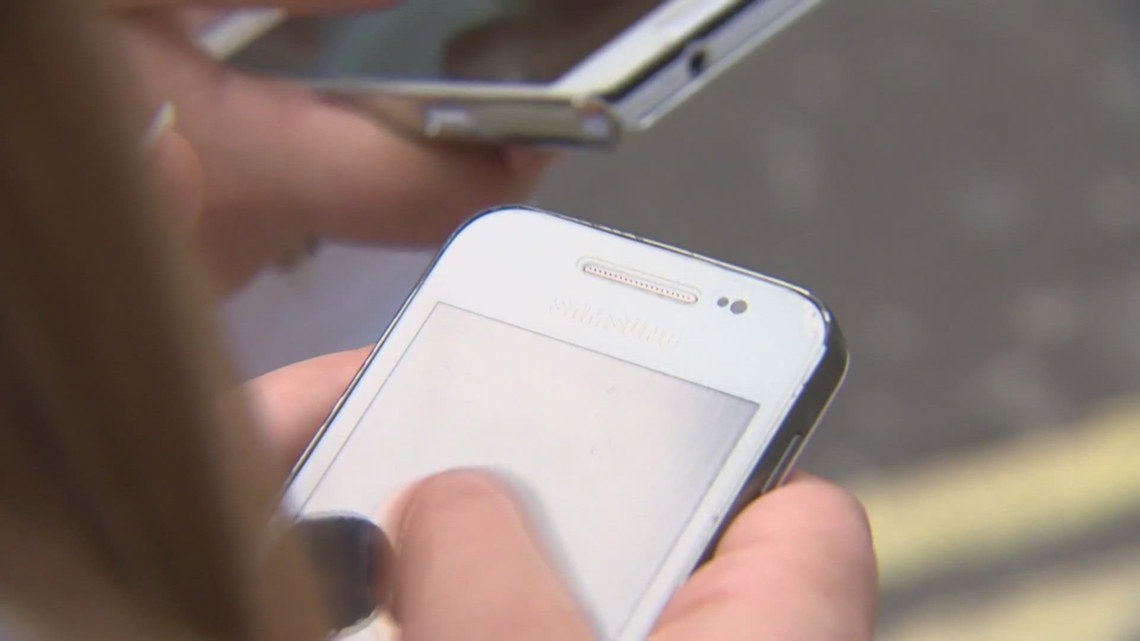 Bill would limit cell phone use in Arizona schools