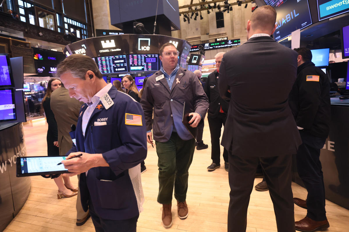 S&P 500, Dow, Nasdaq futures retreat as investors eye Walmart outlook