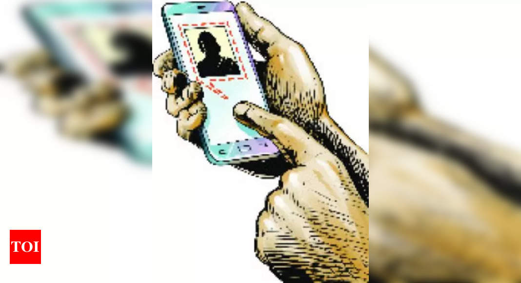 Cops recover 125 stolen phones worth Rs 25 lakh, return them to their owners