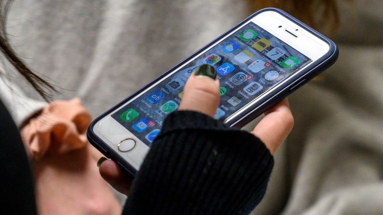 Study: The secret to happiness is simple — hang up the smart phone