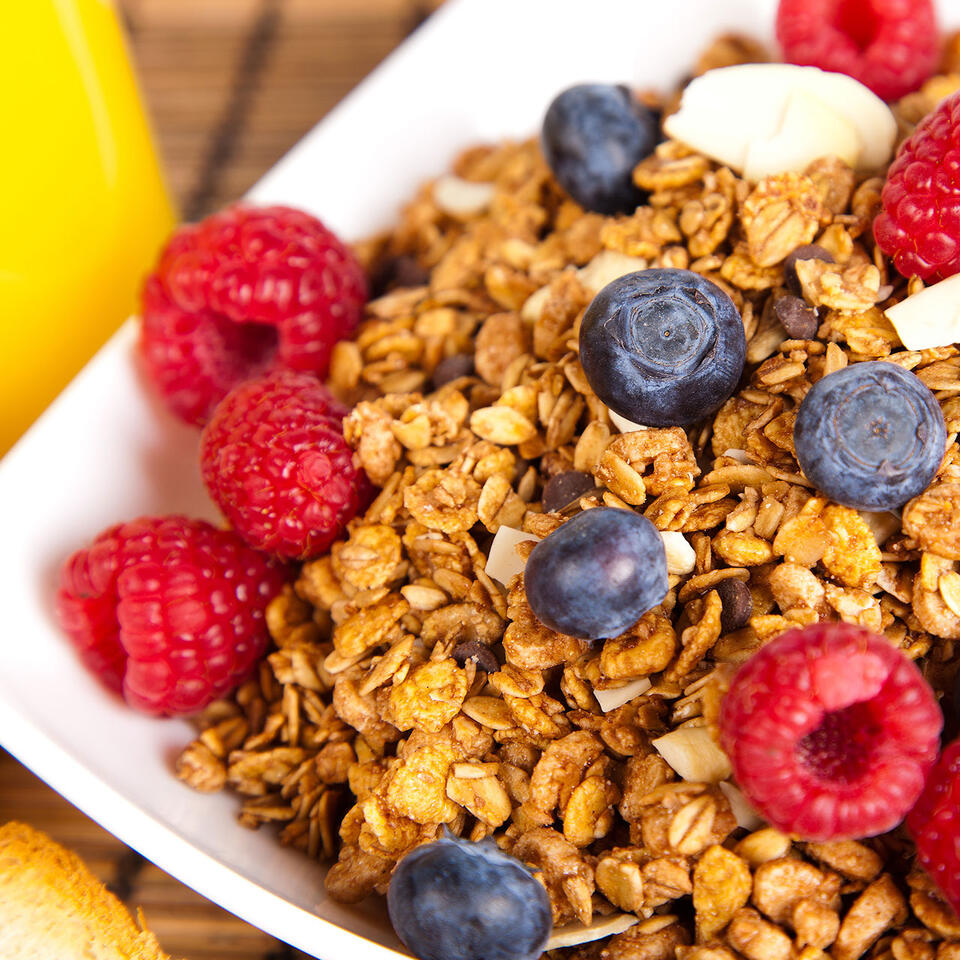 8 'Best' Fiber-Rich Breakfast Foods & Drinks That Promote Better Gut Health Over 40, According To Doctors & Nutritionists: Kefir, Berries, Oats, And More