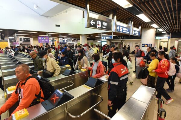 Surge in Lunar New Year travel: Hong Kong sees record border crossings