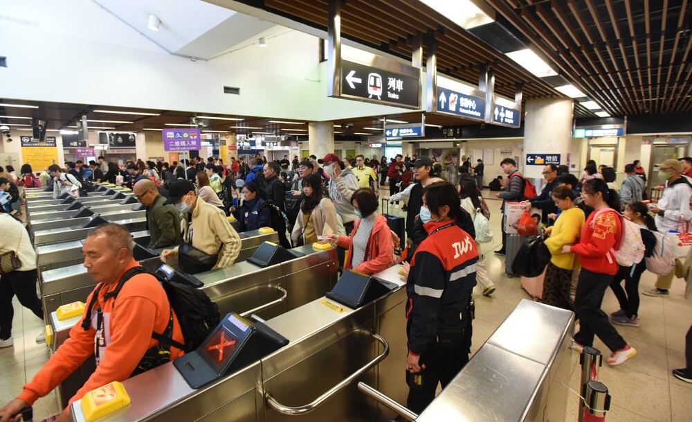 Surge in Lunar New Year travel: Hong Kong sees record border crossings