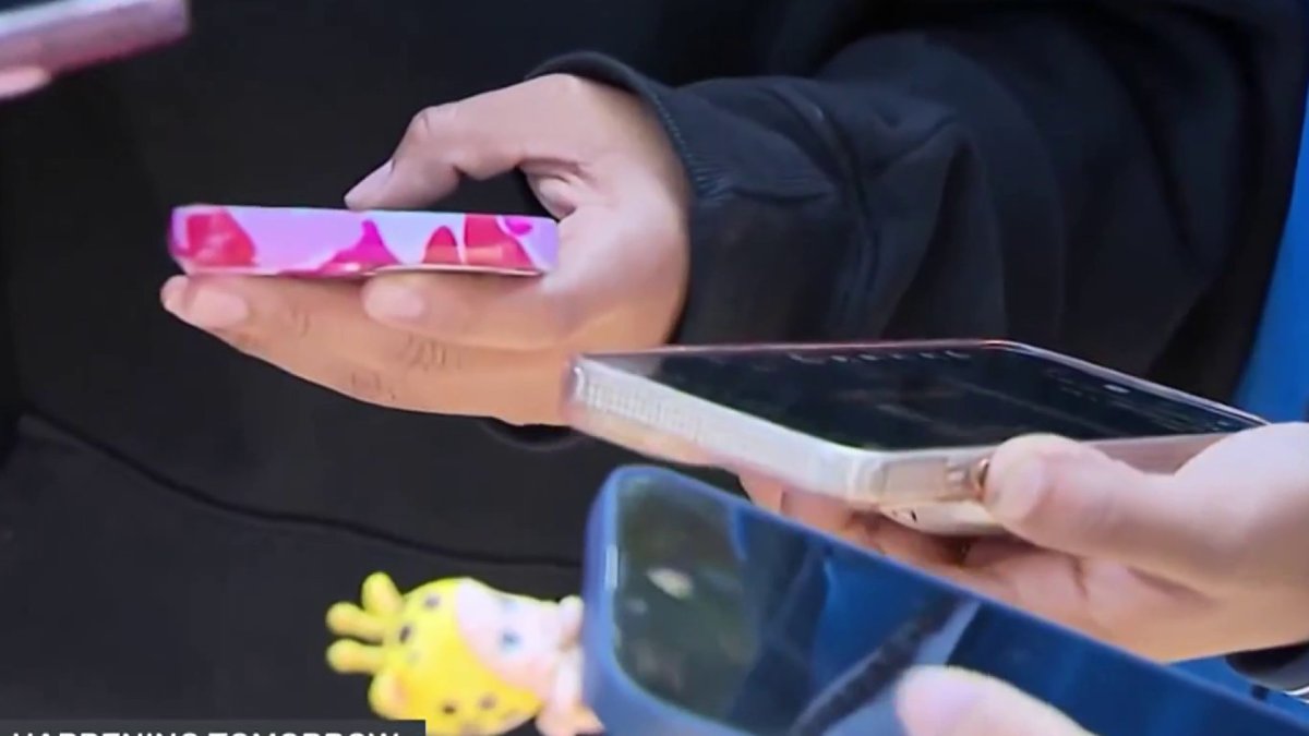 LAUSD to begin cell phone ban in classrooms – NBC Los Angeles