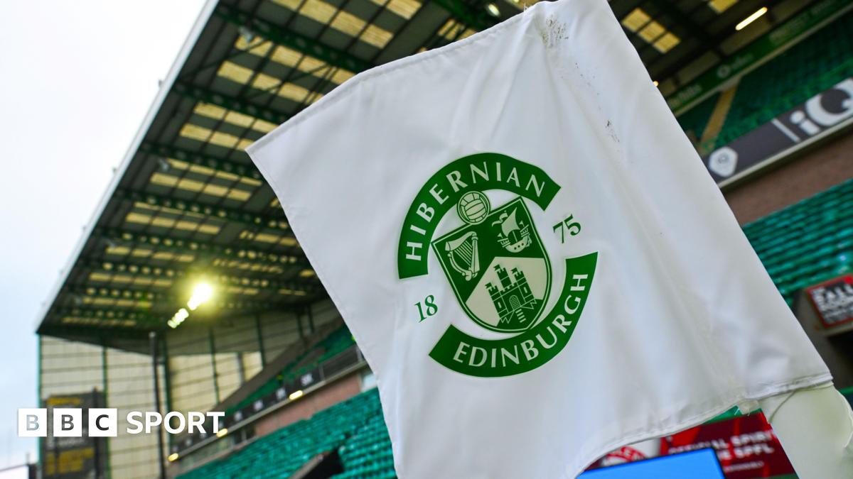 A corner flag with Hibernian on it