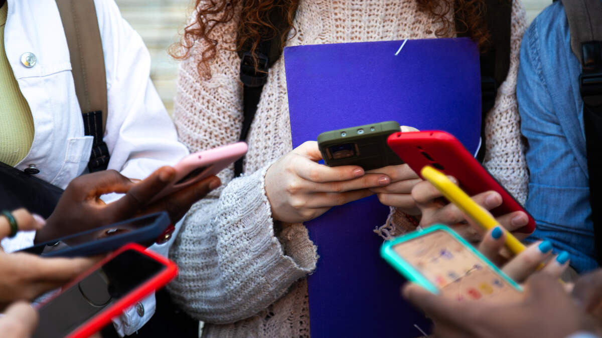 LAUSD Cell Phone Ban Goes Into Effect | KFI AM 640