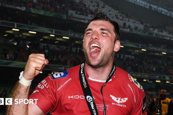 Tadhg Beirne celebrates Scarlets' Pro12 title