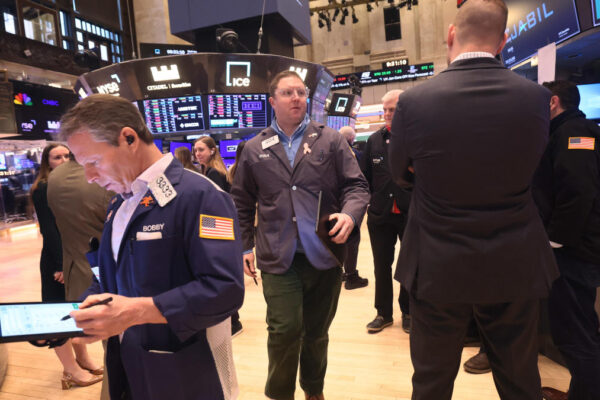 Dow, stocks slump, Walmart falls after latest earnings beat