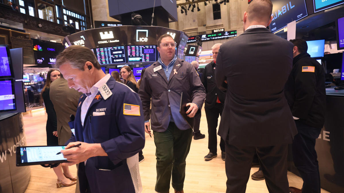 Dow, stocks slump, Walmart falls after latest earnings beat