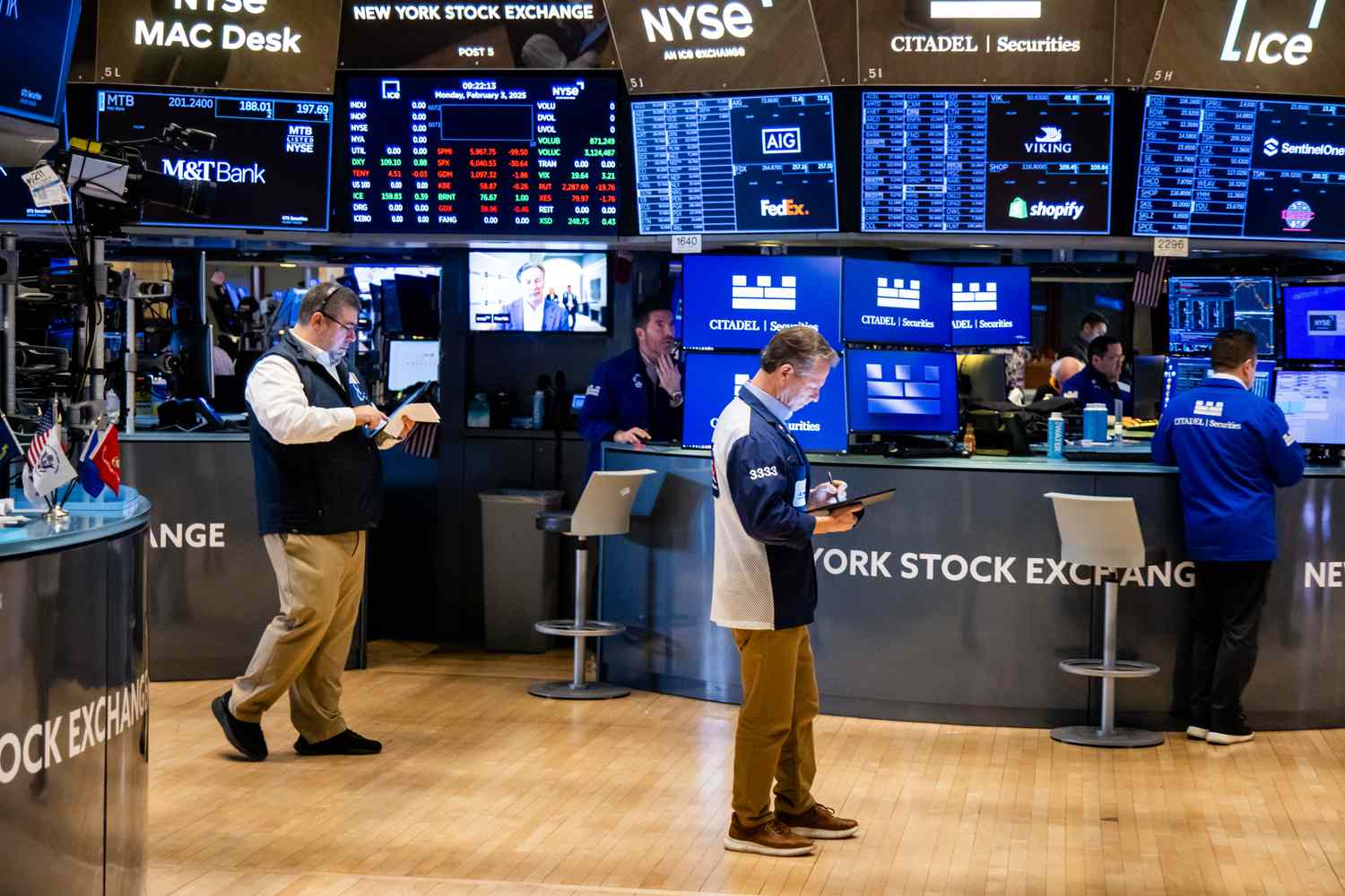 Stocks Slip After Jobs Report, Weak Consumer Sentiment; Major Indexes Still on Track for Weekly Gains