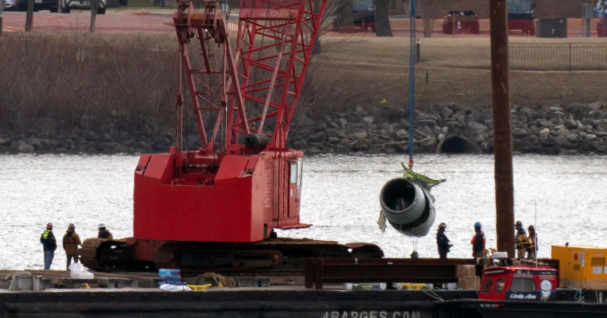 D.C. plane crash wreckage being removed from Potomac River