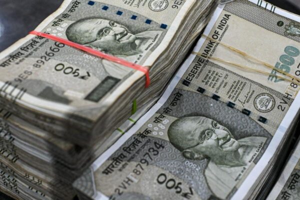 Rupee’s Biggest Advance in Two Years Sends Bears Scurrying